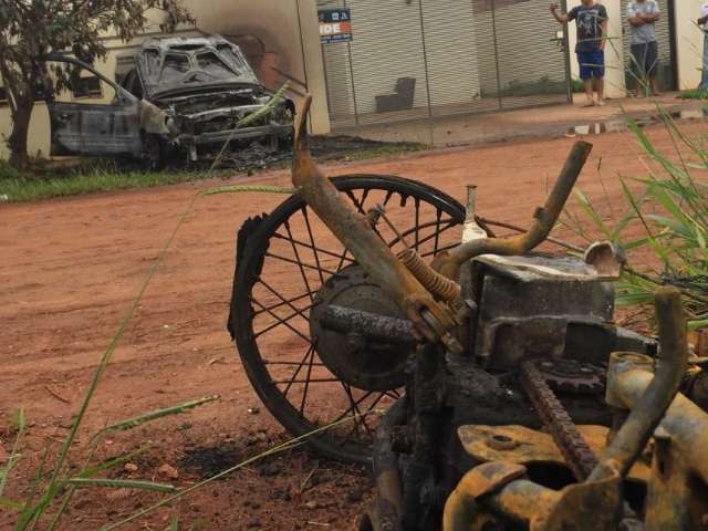 &ldquo;&Eacute; retalia&ccedil;&atilde;o&rdquo;, afirma policial militar sobre moto e carro queimados 