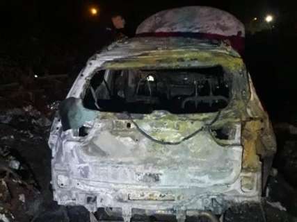 Veículo usado por pistoleiros em chacina é queimado na fronteira