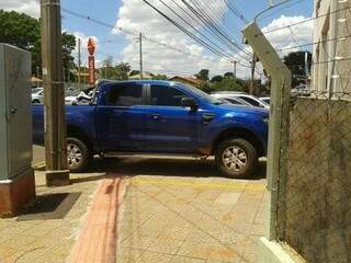 Camionete estacionada sobre o piso tátil (Foto: Divulgação)