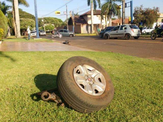 Traficante foge da pol&iacute;cia, bate carro e roda atinge moradora na cabe&ccedil;a