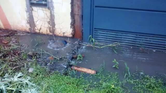 Vazamento de esgoto aflige moradores do Ramez Tebet h&aacute; quatro anos