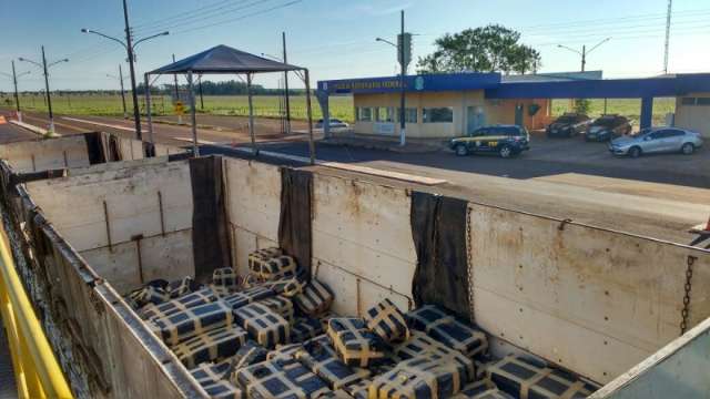 PRF apreende 12 t de maconha em carreta com placa da Capital