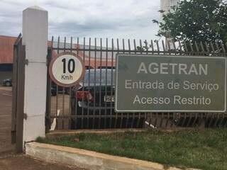 Entrada da Agetran, em Campo Grande; local é alvo de diligência do Ministério Público nesta quarta-feira (Foto: Julia Kaifanny)