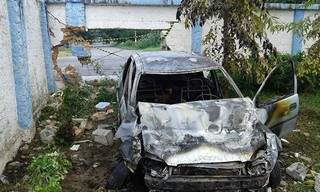 O carro pegou fogo depois da colisão com o muro (Foto: Diário Corumbaense)