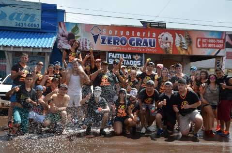 Foliões comemoram carnaval com tradicional guerra de água na fronteira