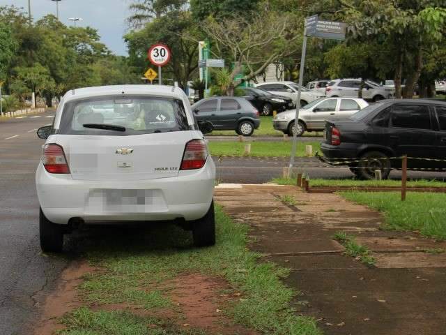 PM diz desconhecer, mas promete coibir estacionamento irregular