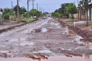 Na rua Buriti, no bairro Estrela Tovi, chuva interrompeu obras de asfalto e moradores sofrem com a lama (Foto: Eliel Oliveira)