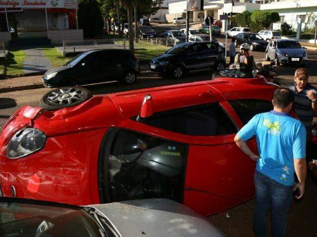 Invas&atilde;o de preferencial causa colis&atilde;o de tr&ecirc;s carros e capotagem na 15