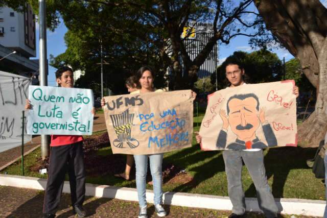  Em meio a greve, acad&ecirc;micos da UFMS fazem manifesta&ccedil;&atilde;o