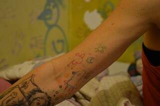 Tatuagem no braço representa a criatividade dos filhos, desde pequenos, quando os primeiros desenhos foram parar na parede.