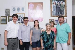 Marcos, Eduardo, Gloria, dona Ermínia, Ana e Moacir Filho. (Foto: Kísie Ainoã)