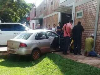 Homens foram cercados pela polícia após baterem carro em loja de acessórios em Ponta Porã (Foto: Direto das Ruas)