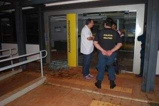 Dois caixas do Banco do Brasil foram danificados. (Foto: Aral Moreira News) 