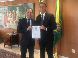 Carlos Alberto David dos Santos entregando ao presidente, documento com as demandas para o reaparelhamento do DOF. (Foto: Divulgação) 
