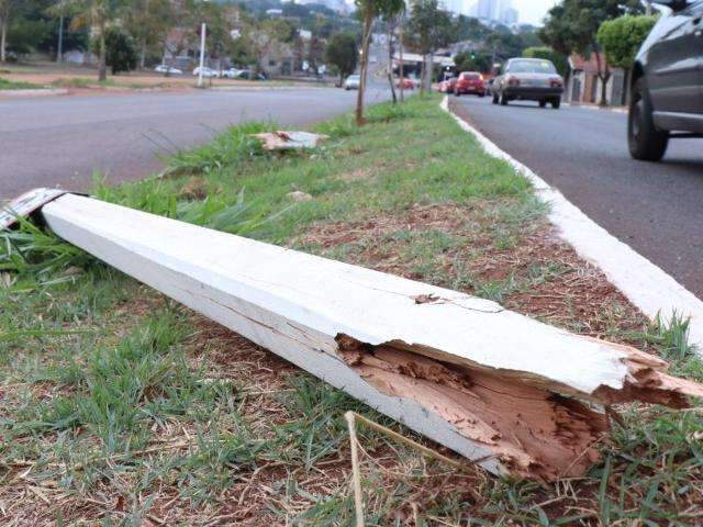 Motorista b&ecirc;bado bate em meio-fio, derruba placa de tr&acirc;nsito e vai preso