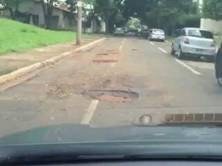 Trecho cheio de &quot;aquários&quot; em rua em bairro nobre de Campo Grande (Foto: Reprodução)