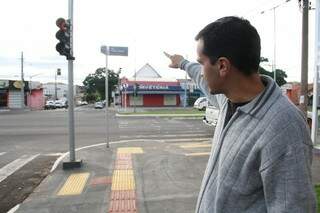 Motorista não pode cruzar Fábio Zahran, mas sinalização confunde motorista, conta Artur (Foto: Marcos Ermínio)