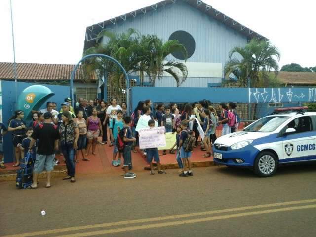 Alunos fazem &quot;greve&quot; para protestar contra exonera&ccedil;&atilde;o de diretora