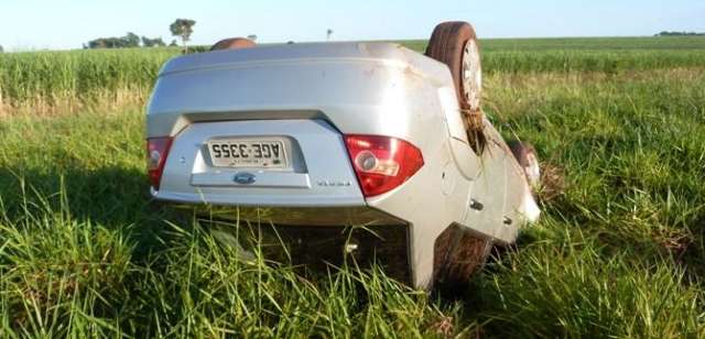  Jovem perde controle da dire&ccedil;&atilde;o e capota na MS-141