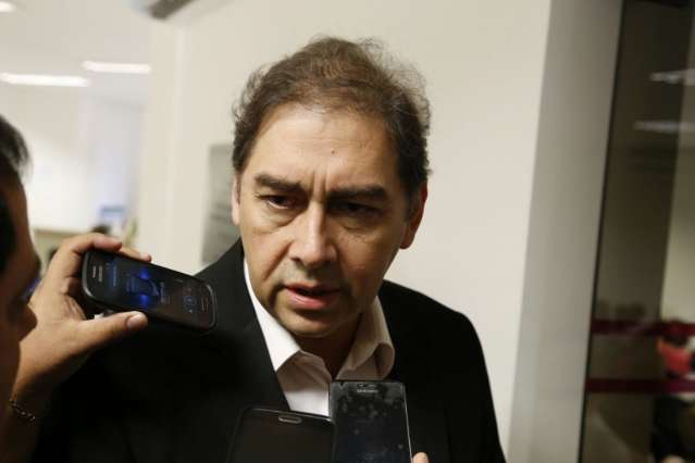 Prefeito avalia medidas emergenciais para &ldquo;tocar&rdquo; servi&ccedil;o de tapa-buraco