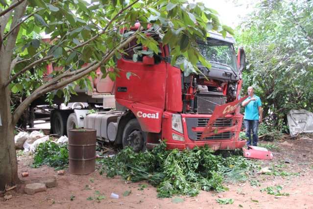 Condutor freia no meio da rodovia, caminhão desvia e bate em cerca 