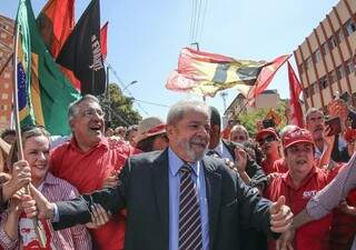 Lula cercado por militantes na chegada a Brasília (Foto: Ricardo Stuckert)