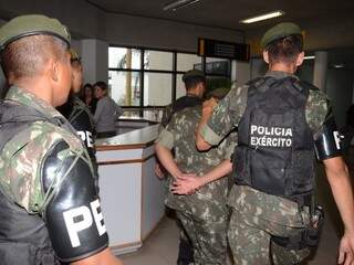 Militares do Exército acompanham Marcelo para depor. (Foto: Minamar Júnior)