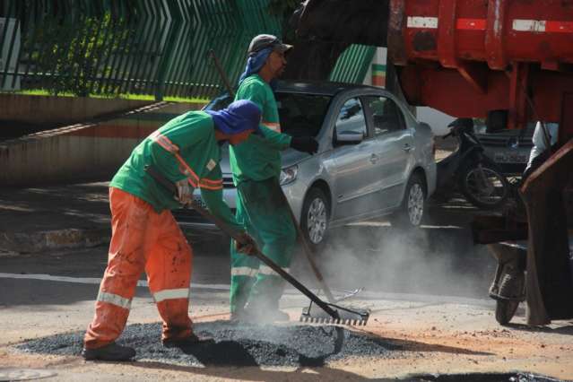 Asfalto come&ccedil;a a esfarelar cinco dias depois de tapa-buraco mal feito