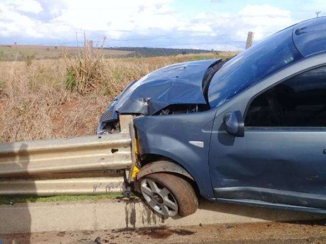 Acidente com 2 carros e 2 caminh&otilde;es deixa 10 feridos e 1 morto na BR-163