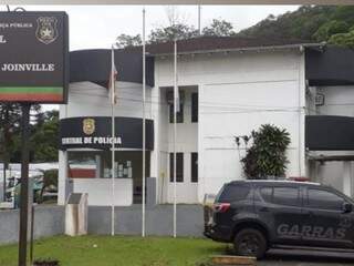 Viatura do Garras em unidade da Polícia de Santa Catarina, onde foi buscar Eurico dos Santos Mota, preso por participar da morte de estudante de Direito. (Foto: Reprodução Instagram) 