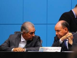 Governador do Estado, Reinaldo Azambuja (à esquerda), com o presidente da Assembleia, Junior Mochi. (Foto: André Bittar).
