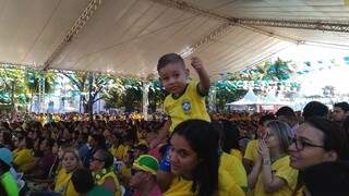 Danilelly (ao centro) levou o filho de dois anos para ver jogo do Brasil. (Foto: Kleber Clajus)