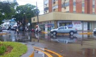 Chuva desta segunda-feira derrubou temperatura em Dourados (Foto: Eliel Oliveira)