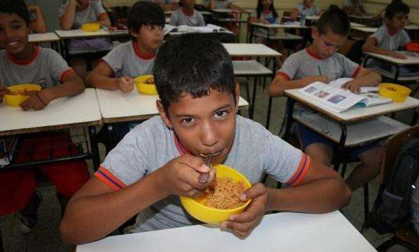 Estado e prefeitura se adiantam e escolas j&aacute; t&ecirc;m merenda especial