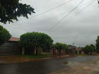 Manhã de segunda-feira é de chuva em Dourados (Foto: Direto das Ruas)