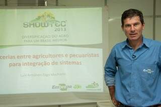 Pesquisador Luís Machado explicou durante a Showtec as vantagens da integração lavoura-pecuária (Foto: Rodrigo Pazinato)