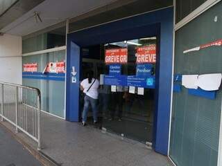 Fachada da Caixa Econômica Federal na semana passada, ainda em greve. (Foto: Fernando Antunes)
