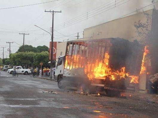 Caminh&atilde;o carregado com doces fica completamente destru&iacute;do pelo fogo