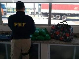 Policial federal fazendo a contagem da droga. (Foto: Divulgação) 