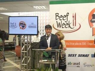 Presidente da Famasul, Maurício Saito durante lançamento da Beef Week. (Foto: Renata Volpe)