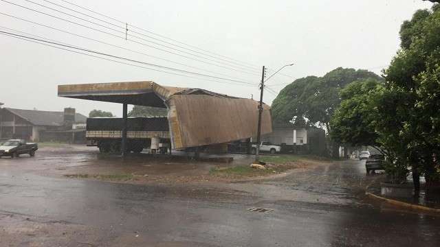 Chuvarada alagou ruas, invadiu pr&eacute;dios e adiou ensaio de carnaval no interior