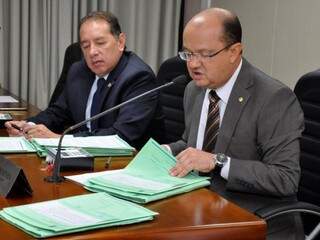Deputados Gerson Claro (PP) e José Carlos Barbosa (DEM) durante reunião da CCJR (Foto: Luciana Nassar/ALMS)