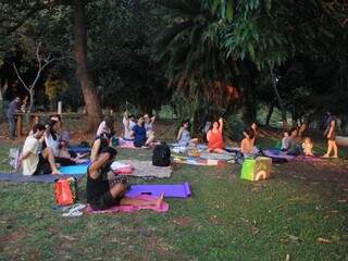 Os participantes realizaram aula de yoga no parque (Foto: Marina Pacheco)