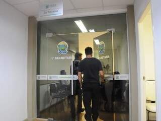 Policiais o gabinete do deputado Zé Teixeira, onde um dos mandados de busca e apreensão foi cumprido no dia 12 (Foto: Paulo Francis/Arquivo)