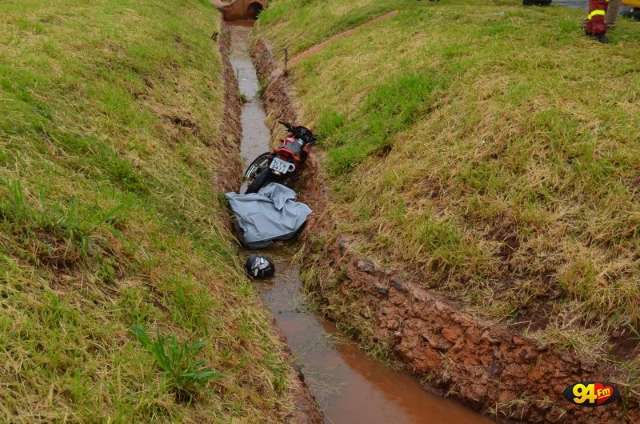 Motociclista morre ao colidir contra meio-fio na BR-163 em Dourados