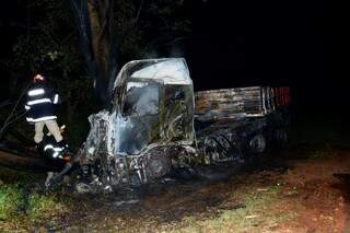 Carreta ficou completamente destruída ao pegar fogo após colidir em árvore. (Foto: Sérgio Melucci/ Rádio Portal News)