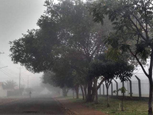 Forte nevoeiro cobre c&eacute;u e baixa temperatura em Dourados e Ponta Por&atilde;