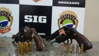 Armas usadas no assalto a uma refrigeração, ontem em Dourados (Foto: Sidney Bronka/94 FM)