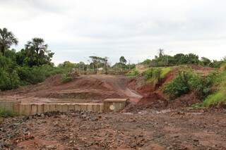 Iniciadas em maio de 2012 as obras no Córrego Bálsamo que eram para ser entregues em novembro de 2013 seguem paralisadas (Foto: Marcos Ermínio)