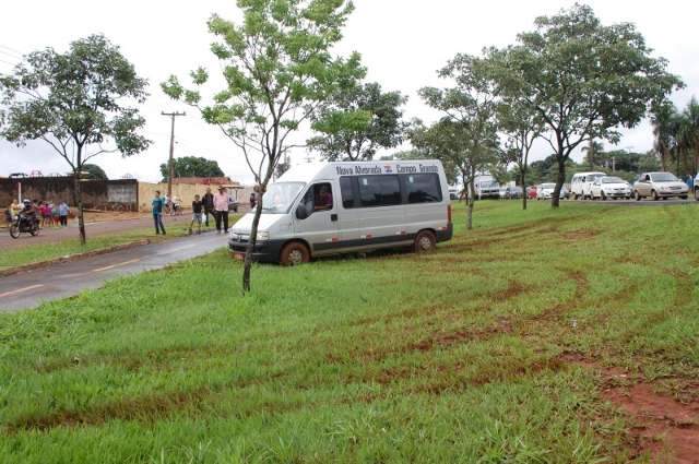Buraco provoca acidente, interdita pista e congestiona Gury Marques